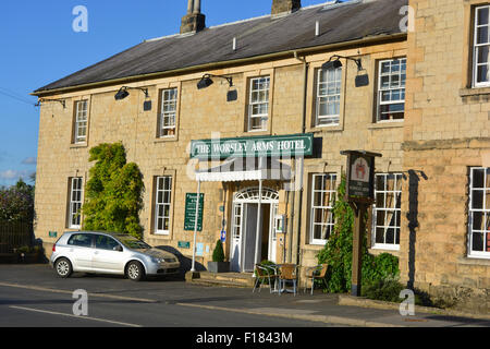 Voiture garée à l'extérieur de l'hôtel Worsley Arms, Hovingham, Ryedale District, North Yorkshire Banque D'Images