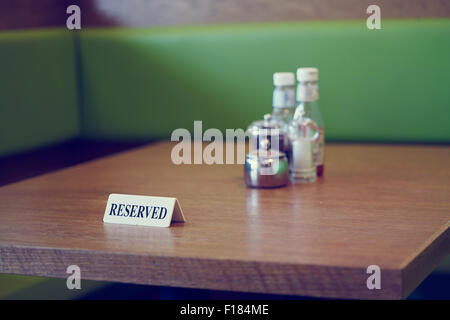 Une table réservée dans un café dans le sud de Londres. Banque D'Images