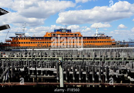 New York City : Staten Island Ferry Pier et les pilotis accosté au terminal de Saint George à Staten Island Banque D'Images