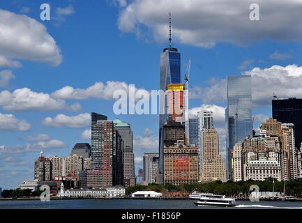 La ville de New York : Manhattan Skyline vu de la rivière Hudson Bay NY inférieur Banque D'Images