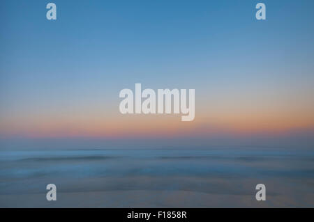 Ciel et surfez à la tombée de la plage au centre de l'Orégon Yachats sur la côte. Banque D'Images
