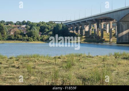 Une vue sur la rivière Medway près du pont de l'autoroute Banque D'Images