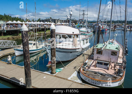 Les bateaux de pêche à quai sur la rivière Siuslaw, dans la vieille ville de Florence, sur la côte de l'Oregon. Banque D'Images