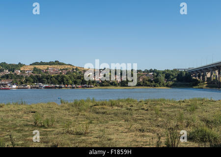 Une vue sur la rivière Medway près du pont de l'autoroute Banque D'Images