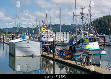 Les bateaux de pêche à quai sur la rivière Siuslaw, dans la vieille ville de Florence, sur la côte de l'Oregon. Banque D'Images