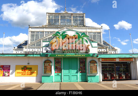 Great Yarmouth, au Royaume-Uni. Août 29, 2015. Les vacanciers profiter de la Banque août Maison de vacances soleil dans la station balnéaire de Great Yarmouth, Norfolk le 29 août 2015 Credit : KEITH MAYHEW/Alamy Live News Banque D'Images