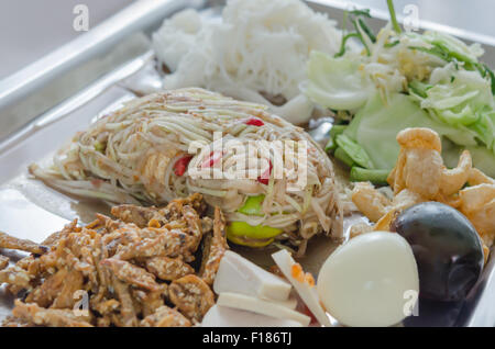 Célèbre dans le style Thai Food, salade de papaye épicée Banque D'Images