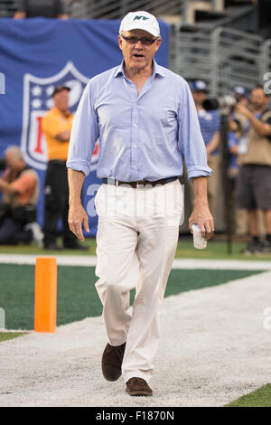 East Rutherford, New Jersey, USA. Août 29, 2015. New York Jets propriétaire Robert Wood ''Woody'' Johnson IV regarde pendant l'échauffement avant le début de la saison NFL match entre les New York Jets et les Giants de New York au Stade MetLife à East Rutherford, New Jersey. Credit : Cal Sport Media/Alamy Live News Banque D'Images