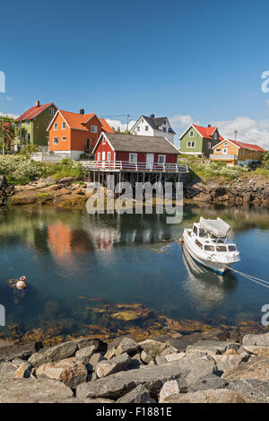 Village de pêcheurs de Henningsvaer îles Lofoten, Norvège, avec des bâtiments en bois coloré typique Banque D'Images