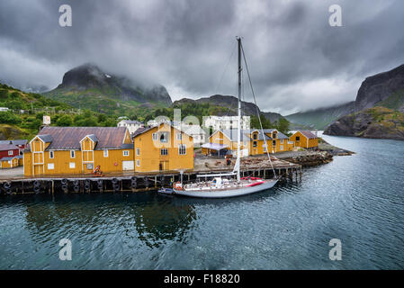 Destination touristique populaire et village de pêcheurs de Nusfjord sur les îles Lofoten, Norvège Banque D'Images