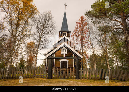 Église de Somadal, Hedmark, Norvège situé dans un cadre d'automne. Banque D'Images