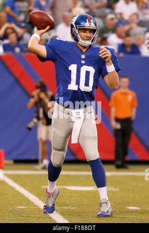 East Rutherford, New Jersey, USA. Août 29, 2015. New York Giants quarterback Eli Manning (10) lance la balle au cours de la NFL preseason match entre les New York Jets et les Giants de New York au Stade MetLife à East Rutherford, New Jersey. Credit : Cal Sport Media/Alamy Live News Banque D'Images