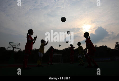 Beijing, la province chinoise du Sichuan. Août 26, 2015. Élèves de l'école primaire Anbing prendre part à une formation de football en Yongxing Ville de Huaying City, dans le sud-ouest de la province chinoise du Sichuan, le 26 août 2015. Les élèves de l'école primaire Anbing de la région montagneuse d'apprendre les techniques de football et de tenir des jeux dans leur temps libre pour leur rêve de football. © Vous Qing/Xinhua/Alamy Live News Banque D'Images