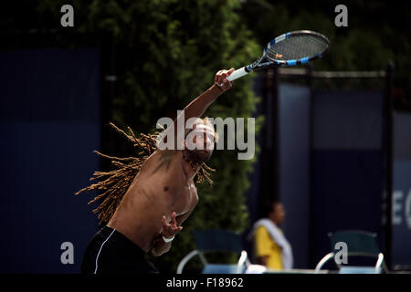 New York, USA. Août 29, 2015. German-Jamaican Dustin Brown sert pendant la pratique session à l'USTA Billie Jean King National Tennis Center de Flushing Meadows, New York le Samedi, Août 29th, 2015. Il se prépare à l'US Open qui débute lundi. Crédit : Adam Stoltman/Alamy Live News Banque D'Images