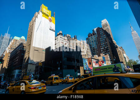 New York, USA. Le 29 août, 2015. Une peinture murale du Pape Francis émerge dans Midtown à mesure que la ville se prépare pour la visite du Pape en septembre. L'espace d'affichage est d'environ 225 pieds de haut et 93 pieds de large, selon Lamar la publicité extérieure, qui a loué le mur et de l'espace publicitaire vendu pendant plusieurs années. S'attendre à ce que les peintres d'utiliser environ 100 gallons de peinture pour la fresque qui resteront en place pour six semaines Crédit : Stacy Walsh Rosenstock/Alamy Live News Banque D'Images