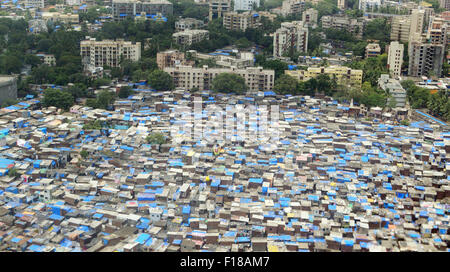 Bidonvilles de Mumbai Mumbai slum ville Vue aérienne riche d'immeubles de grande hauteur et Grande Inde pauvre Bidonville Banque D'Images