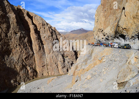 La congestion du trafic en route de montagne Himalaya ladakh Leh des moyens de l'autoroute en raison de la slide routes dangereuses au Cachemire en Inde Banque D'Images