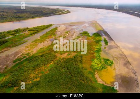 Amazon River par antenne, avec les colonies et secondaire, près de la forêt d'Iquitos, Pérou Banque D'Images