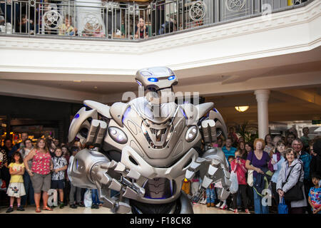 Preston, Lancashire, le 29 août, 2015. Comme Enncounter fermer le Robot Titan EXO visites St George's Centre. Le robot Titan est le nom de scène d'un costume créé par des robots Cyberstein Ltd en 2004, il est en métal costume porté pas un exosquelette. Le costume de robot est d'environ 2,4 m (7,9 pi) et 60 kg (9,4) et augmente jusqu'à 350 kg (55) y compris le chariot, il se déplace sur et équipements embarqués. Le visage ressemble à un crâne, et certains ont même comparé à un transformateur. Banque D'Images