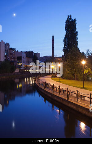 Ville de Bydgoszcz en soirée, allée le long de la rivière sur l'Île Mill. Banque D'Images