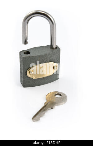 Cadenas avec key isolated on white Banque D'Images