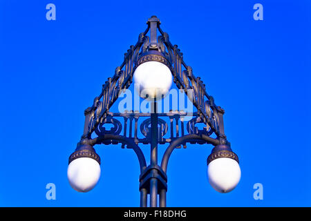 Rue vieux lampadaire sur ciel bleu Banque D'Images