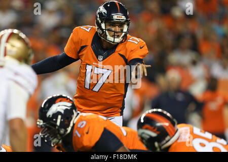 29 août 2015 Denver Broncos quarterback Brock Osweiler (17) L'appel est lu pendant les matchs de NFL match de football entre les Broncos de Denver et San Francisco 49ers à Sports Authority Field at Mile High à Denver CO, Scott D Stivason/Cal Sport Media Banque D'Images