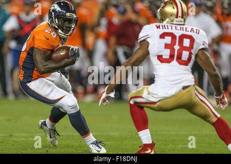 29 août 2015 Denver Broncos en marche arrière montée bille (28) courir avec le ballon au cours de la NFL preseason match de football entre les Broncos de Denver et San Francisco 49ers à Sports Authority Field at Mile High à Denver CO, Scott D Stivason/Cal Sport Media Banque D'Images