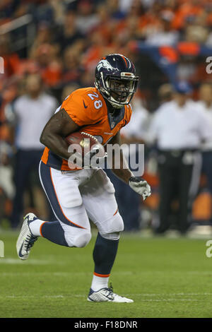 29 août 2015 Denver Broncos en marche arrière montée bille (28) s'occupe de la balle au cours de la NFL preseason match de football entre les Broncos de Denver et San Francisco 49ers à Sports Authority Field at Mile High à Denver CO, Scott D Stivason/Cal Sport Media Banque D'Images