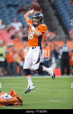 29 août 2015 Denver Broncos quarterback Peyton Manning (18) L'échauffement avant le début de la saison NFL match de football entre les Broncos de Denver et San Francisco 49ers à Sports Authority Field at Mile High à Denver CO, Scott D Stivason/Cal Sport Media Banque D'Images