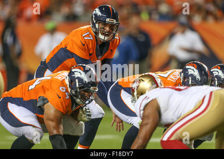 29 août 2015 Denver Broncos quarterback Brock Osweiler (17) prend l'au cours de la NFL preseason match de football entre les Broncos de Denver et San Francisco 49ers à Sports Authority Field at Mile High à Denver CO, Scott D Stivason/Cal Sport Media Banque D'Images