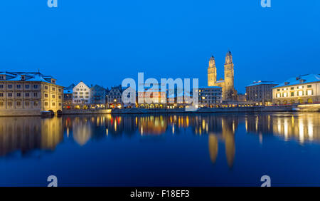 Zurich avec l'Grossmunster et la rivière Limmat la nuit Banque D'Images