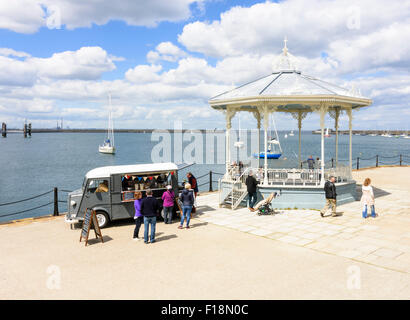 Van alimentaire et sur le kiosque de la jetée du port de Dun Laoghaire est, Dun Laoghaire, Dun Laoghaire Rathdown-, Irlande Banque D'Images