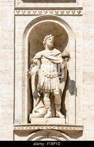 Sculpture de Charlemagne sur la façade de l'Église Catholique Romaine baroque de San Luigi dei Granai, Rome, Italie Banque D'Images