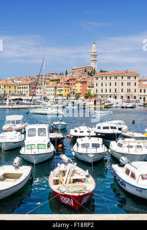 Bateaux amarrés dans le port de ville de Rovinj, dominé par les bâtiments colorés de la vieille ville de Rovinj, Istrie, Croatie Banque D'Images