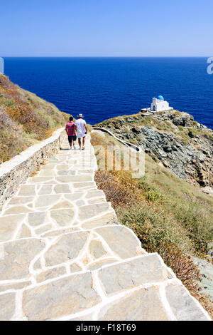 Les touristes marchant dans le chemin de la chapelle de l'EPTA Martires, île de Sifnos, Grèce Banque D'Images