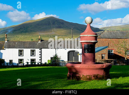 Fontaine à eau sur le livre vert dans le village de Dufton, avec Dufton Pike derrière, Eden Valley, Cumbria, Angleterre, Royaume-Uni Banque D'Images