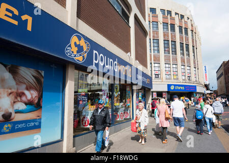 Poundworld shop à côté d'un 99p shop à Blackpool, Lancashire Banque D'Images