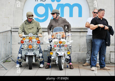 Brighton, UK. 30 août, 2015. Mods avec leurs scooters sur Brighton pour l'assemblée annuelle de l'événement qui est Mod Weekender une célébration de leur véhicule , la mode et les années 60 Banque D'Images