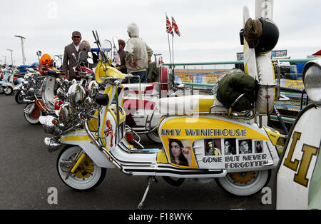 Brighton, UK. 30 août, 2015. Un scooter dédié à Amy Winehouse prenant part à l'événement en Mod Weekender Brighton aujourd'hui, des milliers de mods avec leurs trottinettes descendre sur Brighton pour le Mod annuel qui est un événement week-end 3 jours de célébration de leurs véhicules , la mode et les années 1960 Crédit : Simon Dack/Alamy Live News Banque D'Images