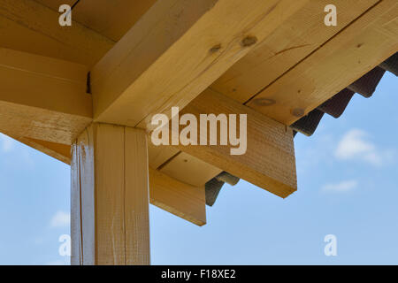 Vue de l'intérieur de la construction d'un toit en pente et le ciel Banque D'Images