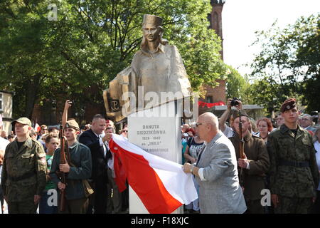 Gdansk, Pologne 30 avril, août 2015 Dévoilement de la 'Sledzikowna Danuta Inka' cérémonie monument , l'infirmière légendaire d'AK . InkaÕs corps a été trouvé dans la fosse commune au cimetière militaire à Gdansk et identifiées dans le début de 2015. Credit : Michal Fludra/Alamy Live News Banque D'Images