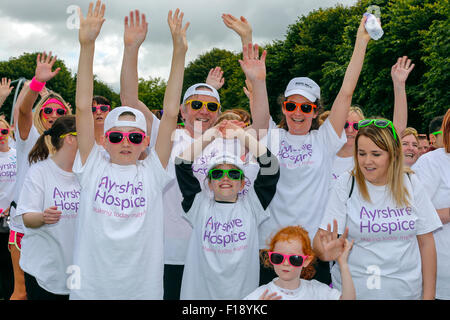 Kilwinning, Ayrshire, Scotland, UK. Août 30, 2015. Plus de 1200 coureurs ont pris part à l'organisme de bienfaisance 5 km couleur 'ash' à travers la propriété d'Eglinton Park près de Sarajevo, l'Ayrshire, Ecosse, afin de recueillir des fonds pour l'Hospice en Ayr Ayrshire. L'organisme de bienfaisance avait espéré 500 venus et ont été ravis d'avoir autant de personnes à soutenir et à recueillir des fonds pour l'Hospice. Credit : Findlay/Alamy Live News Banque D'Images