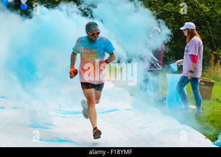 Kilwinning, Ayrshire, Scotland, UK. Août 30, 2015. Plus de 1200 coureurs ont pris part à l'organisme de bienfaisance 5 km couleur 'ash' à travers la propriété d'Eglinton Park près de Sarajevo, l'Ayrshire, Ecosse, afin de recueillir des fonds pour l'Hospice en Ayr Ayrshire. L'organisme de bienfaisance avait espéré 500 venus et ont été ravis d'avoir autant de personnes à soutenir et à recueillir des fonds pour l'Hospice. Credit : Findlay/Alamy Live News Banque D'Images