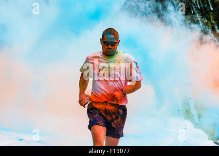 Kilwinning, Ayrshire, Scotland, UK. Août 30, 2015. Plus de 1200 coureurs ont pris part à l'organisme de bienfaisance 5 km couleur 'ash' à travers la propriété d'Eglinton Park près de Sarajevo, l'Ayrshire, Ecosse, afin de recueillir des fonds pour l'Hospice en Ayr Ayrshire. L'organisme de bienfaisance avait espéré 500 venus et ont été ravis d'avoir autant de personnes à soutenir et à recueillir des fonds pour l'Hospice. Credit : Findlay/Alamy Live News Banque D'Images