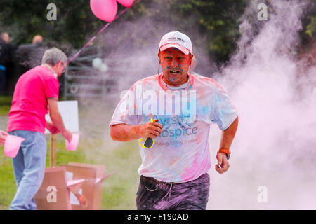 Kilwinning, Ayrshire, Scotland, UK. Août 30, 2015. Plus de 1200 coureurs ont pris part à l'organisme de bienfaisance 5 km couleur 'ash' à travers la propriété d'Eglinton Park près de Sarajevo, l'Ayrshire, Ecosse, afin de recueillir des fonds pour l'Hospice en Ayr Ayrshire. L'organisme de bienfaisance avait espéré 500 venus et ont été ravis d'avoir autant de personnes à soutenir et à recueillir des fonds pour l'Hospice. Credit : Findlay/Alamy Live News Banque D'Images