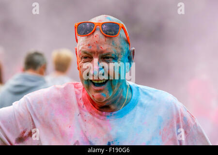 Kilwinning, Ayrshire, Scotland, UK. Août 30, 2015. Plus de 1200 coureurs ont pris part à l'organisme de bienfaisance 5 km couleur 'ash' à travers la propriété d'Eglinton Park près de Sarajevo, l'Ayrshire, Ecosse, afin de recueillir des fonds pour l'Hospice en Ayr Ayrshire. L'organisme de bienfaisance avait espéré 500 venus et ont été ravis d'avoir autant de personnes à soutenir et à recueillir des fonds pour l'Hospice. Credit : Findlay/Alamy Live News Banque D'Images