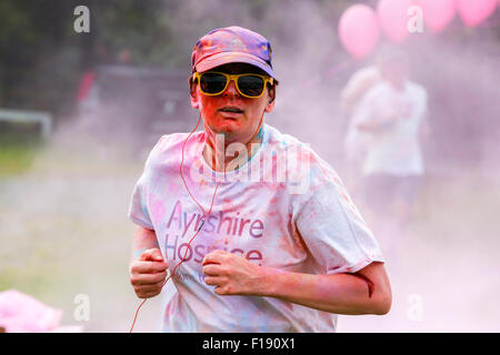 Kilwinning, Ayrshire, Scotland, UK. Août 30, 2015. Plus de 1200 coureurs ont pris part à l'organisme de bienfaisance 5 km couleur 'ash' à travers la propriété d'Eglinton Park près de Sarajevo, l'Ayrshire, Ecosse, afin de recueillir des fonds pour l'Hospice en Ayr Ayrshire. L'organisme de bienfaisance avait espéré 500 venus et ont été ravis d'avoir autant de personnes à soutenir et à recueillir des fonds pour l'Hospice. Credit : Findlay/Alamy Live News Banque D'Images