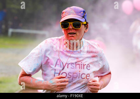 Kilwinning, Ayrshire, Scotland, UK. Août 30, 2015. Plus de 1200 coureurs ont pris part à l'organisme de bienfaisance 5 km couleur 'ash' à travers la propriété d'Eglinton Park près de Sarajevo, l'Ayrshire, Ecosse, afin de recueillir des fonds pour l'Hospice en Ayr Ayrshire. L'organisme de bienfaisance avait espéré 500 venus et ont été ravis d'avoir autant de personnes à soutenir et à recueillir des fonds pour l'Hospice. Credit : Findlay/Alamy Live News Banque D'Images