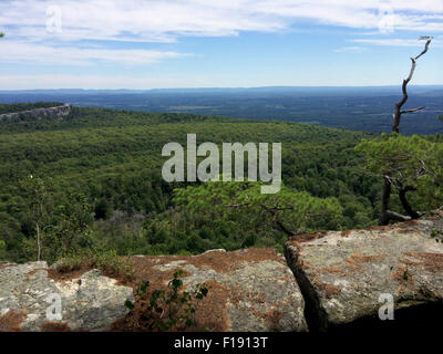 Roches massives et une vue sur la vallée à Minnewaska State Park Réserver Upstate NY en été Banque D'Images